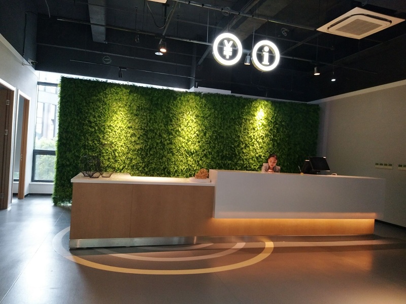 办公前台仿真植物墙.jpg